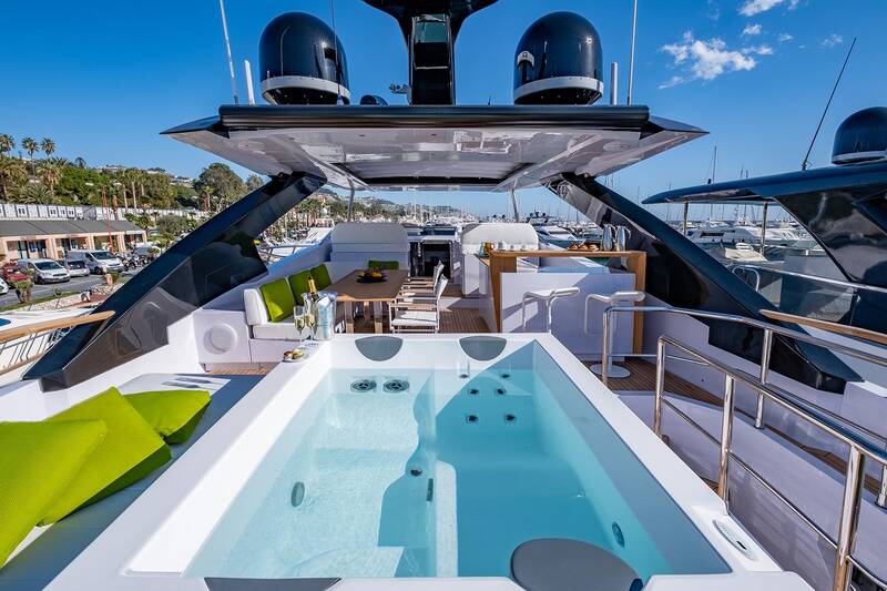 Jacuzzi on aft flybridge