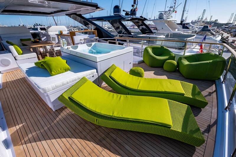 Sun loungers on aft flybridge