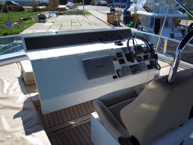 Control station on flybridge