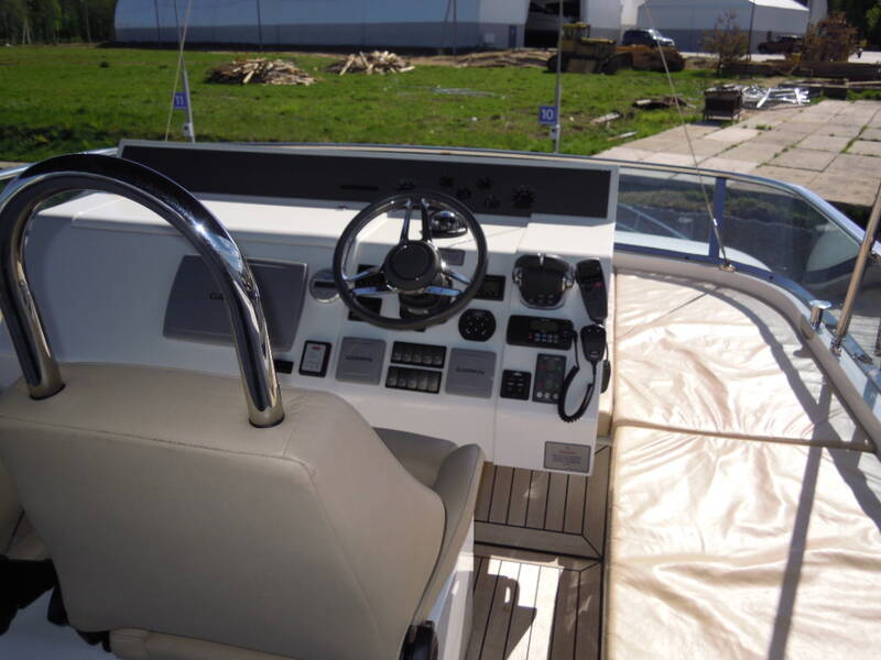 Control station on flybridge