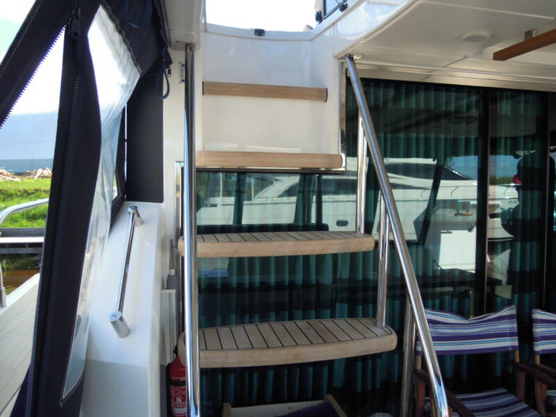 The flybridge access ladder