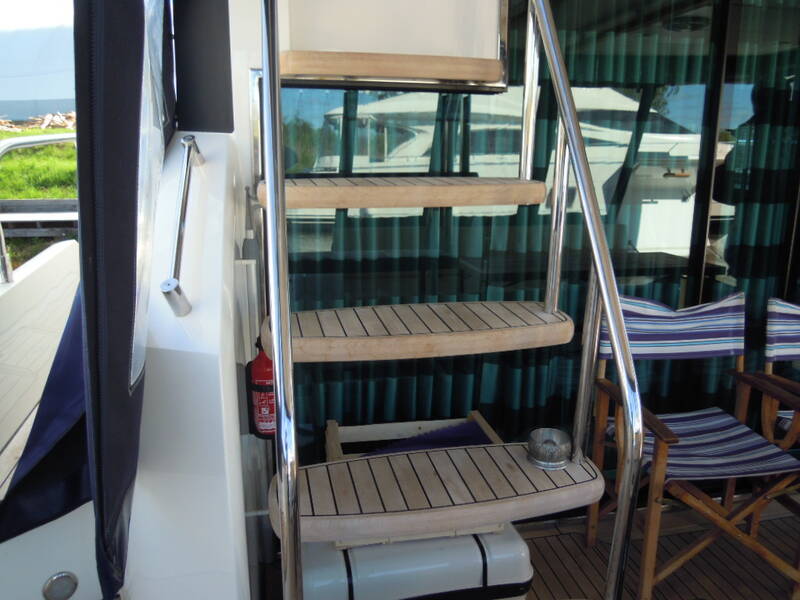 The flybridge access ladder