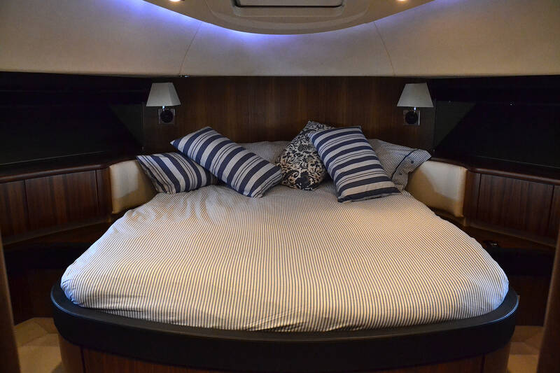 The bow VIP stateroom Fairline Squadron 78 (2011)