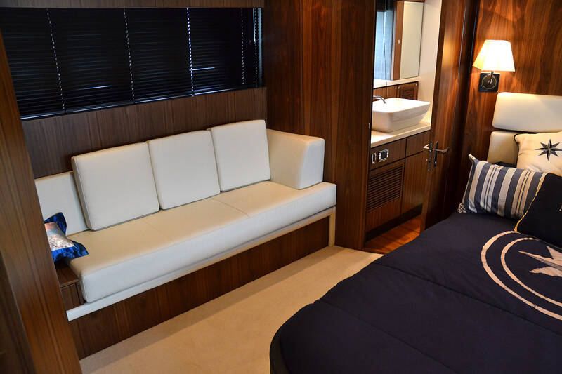 The owner's stateroom Fairline Squadron 78 (2011)