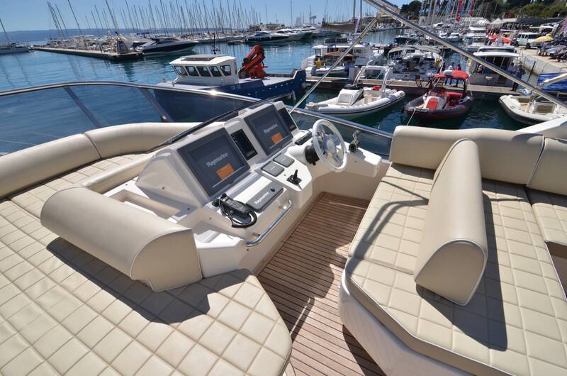 Helm station on flybridge