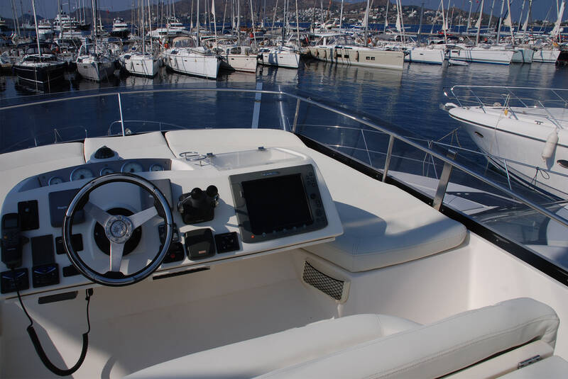 Control station on flybridge
