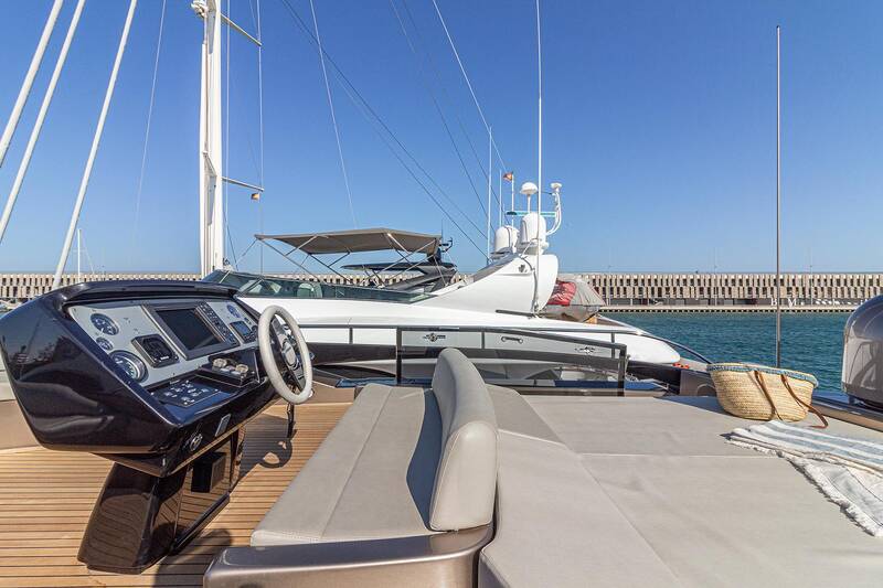External helm station and sunbathing area on aft flybridge