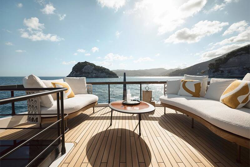 Lounge area on aft flybridge