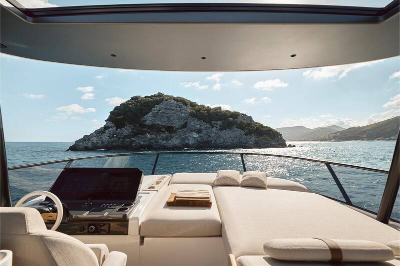 Helm station on flybridge
