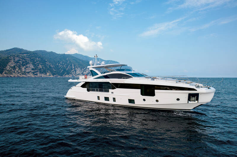 Exterior Azimut Grande 32 METRI