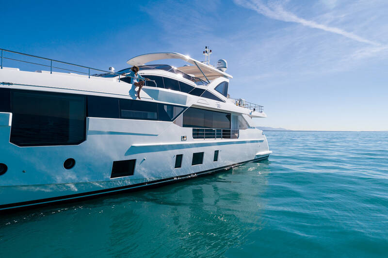 Exterior Azimut Grande 32 METRI