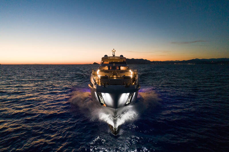 Exterior Azimut Grande 32 METRI
