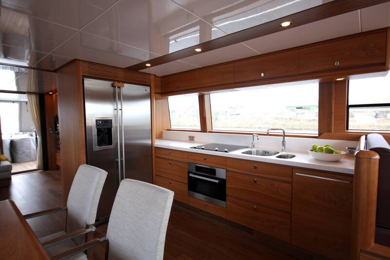 Salon (main deck)