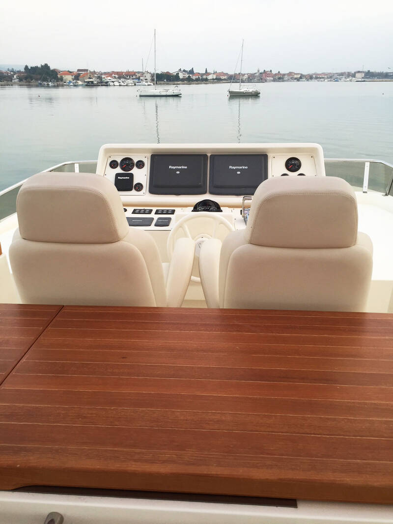 Helm station on flybridge