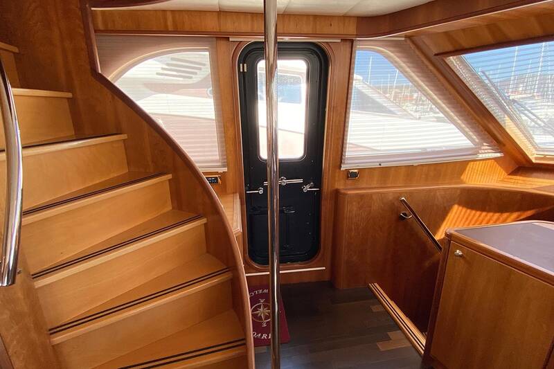 Access to side deck