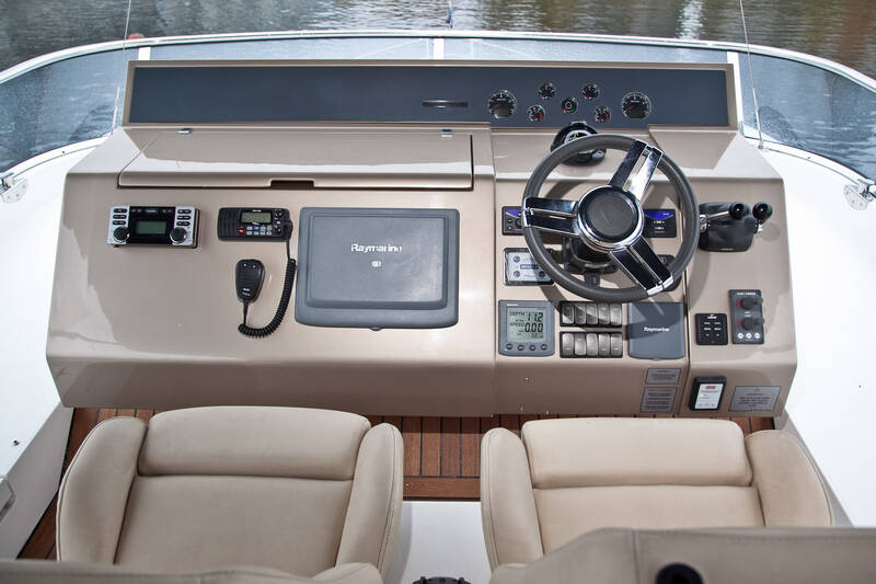 Control station on flybridge