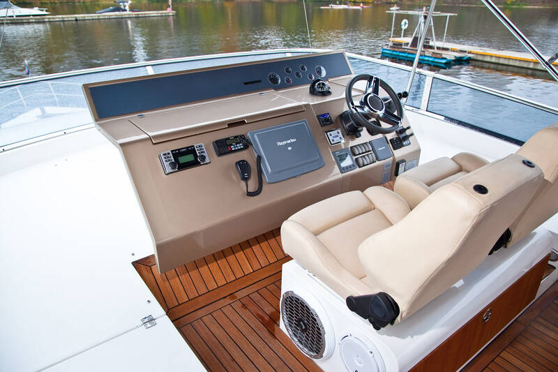 Control station on flybridge
