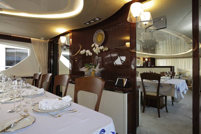 Dinette on main deck	