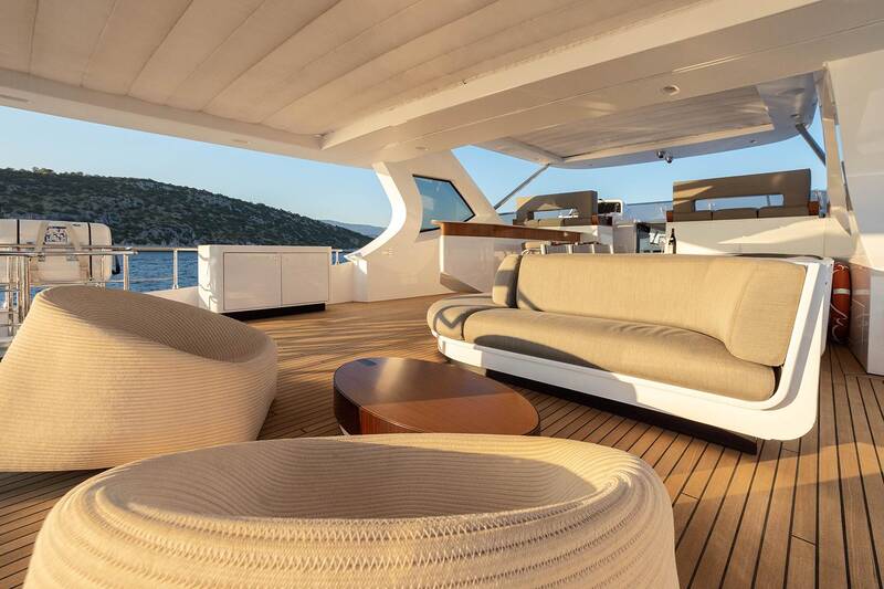 Lounge area on aft flybridge