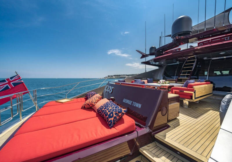 Sunbathing area in aft cockpit 
