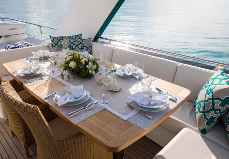 Dining area on the flybridge 