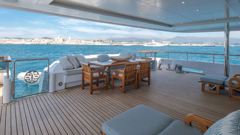 Dining area in cockpit 