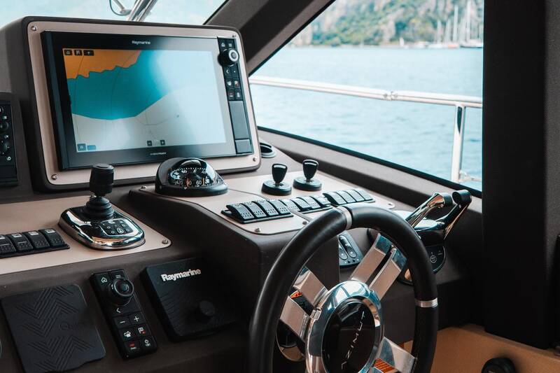 Helm station
