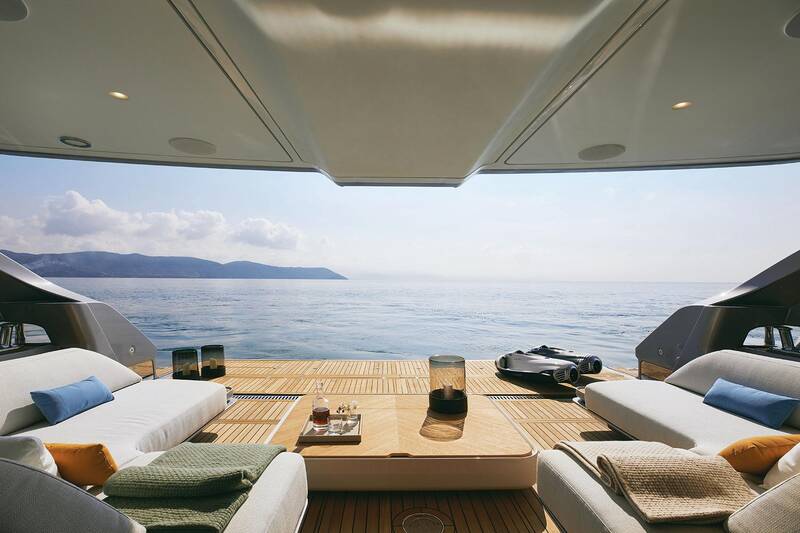 Beach club on aft