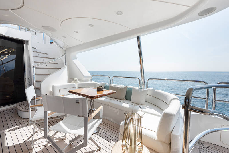 Upper deck cockpit
