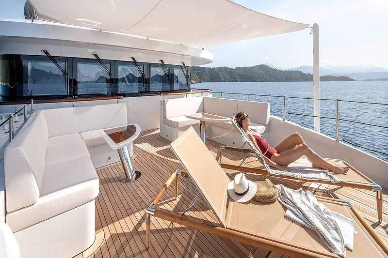 Sunbathing area in the bow on upper deck