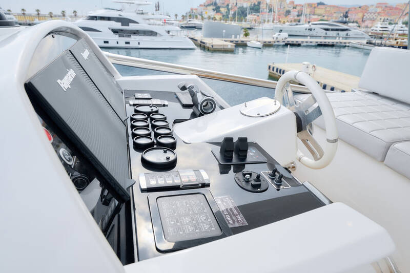 Sun deck helm station